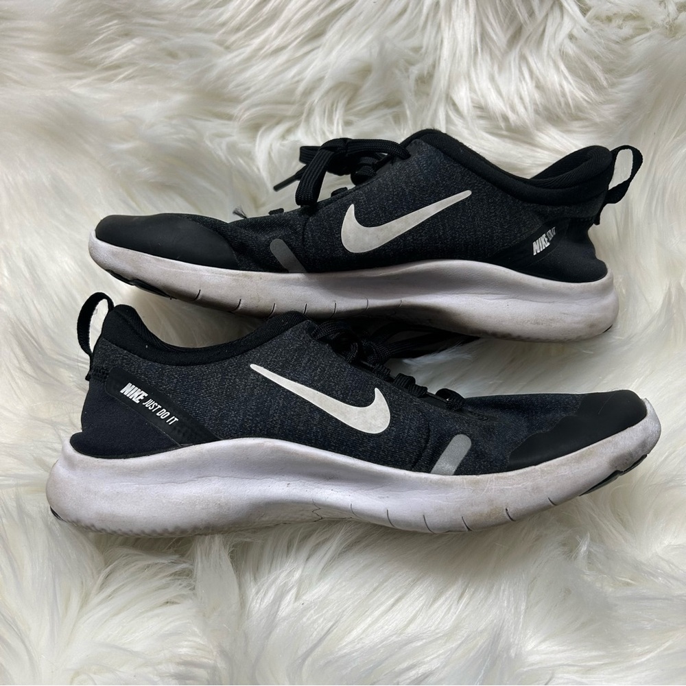 Size 6 Women’s Nike Tennis Shoes E1